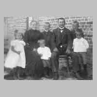 092-0055 Das Ehepaar Ernst Krups mit ihren Kindern Marga-rete, Hans, Ernst, Robert und Fritz im Jahre 1912.JPG